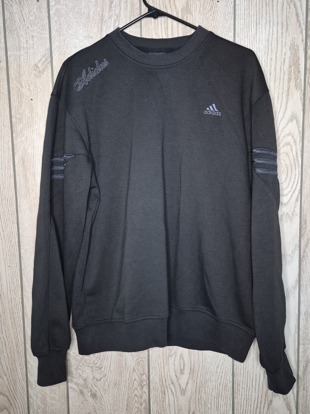 Vintage Mens Adidas Y2K Crewneck Sweatshirt Black Cursive Shoulder Script Flag
